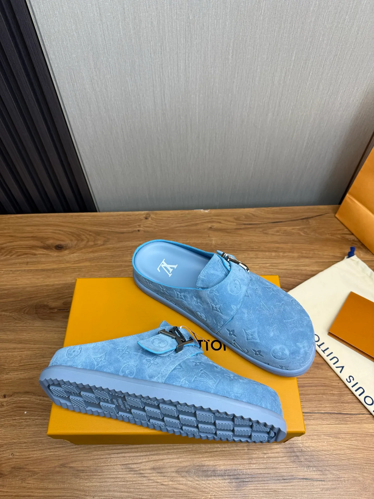 Men's shoes 💰520💰 Lv. hot selling men's slippers 🔥 🩴Official website one to one production 38-45 sizes 45 46 🉑️Customized!